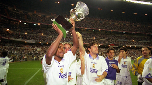 Z Roberto levanta la Supercopa conquistada en 1997 con el Real...