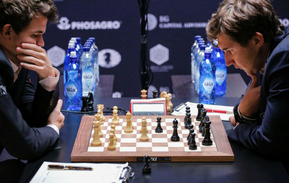 El noruego Magnus Carlsen y el ruso Serguei Karjakin durante la...