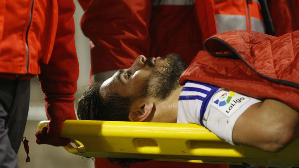 Javi Ros es retirado en camilla durante el partido contra el Reus.