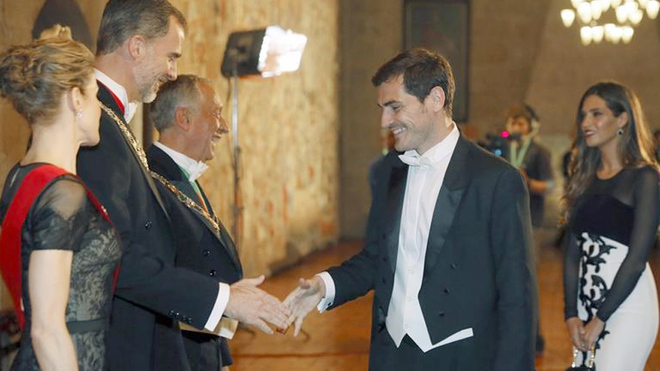 Iker Casillas y Sara Carbonero saludando a los Reyes de Espaa.