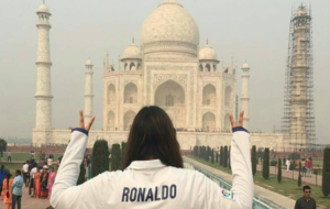 Aficionada posa con la camiseta de Ronaldo junto al Taj Mahal en la...