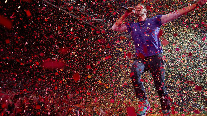 Chris Martin canta sobre el escenario en el estadio Arena en Amsterdam