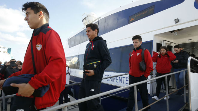 Los jugadores del Sevilla bajan del ferry en Formentera.