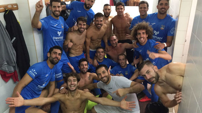 Los jugadores de la Formentera celebran el pase de ronda.