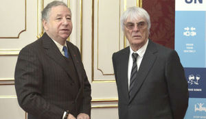 El presidente de la FIA, Jean Todt, y Berni Ecclestone, durante la...