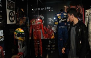 Lorenzo y el casco de Senna.