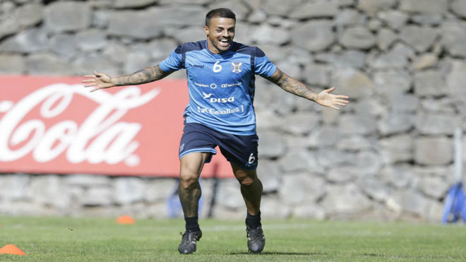 Vitolo celebra un gol con el Tenerife en un entrenamiento.