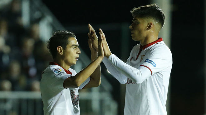 Ben Yedder y Correa celebran uno de los goles del Sevilla.