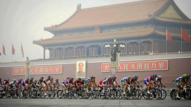 Decenas de corredores ruedan en una prueba en Pekn.