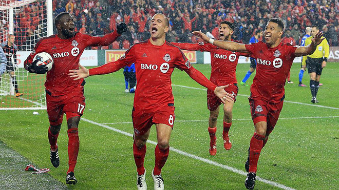 Benoit Cheyrou celebra el cuarto gol de Toronto FC.