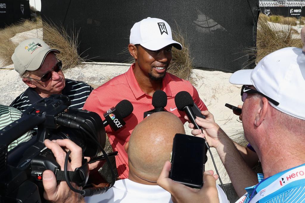 Tiger Woods atendiendo a los medios de comunicacin.