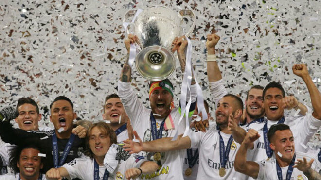 La plantilla del Real Madrid celebra el xito de Miln.