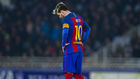 Leo Messi, pensativo sobre el terreno de juego.