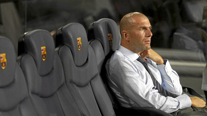 Zidane, en el banquillo del Camp Nou.