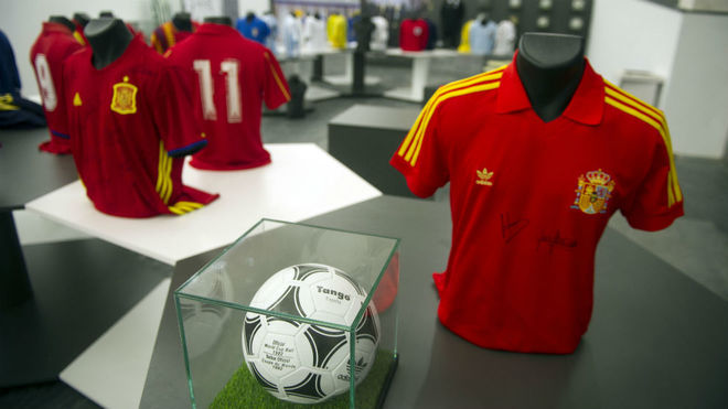 Varias camisetas de la selección, junto al balón oficial del Mundial...
