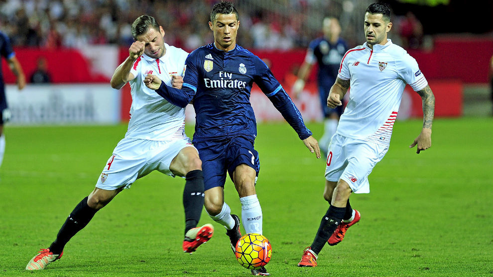 Cristiano (31) se marcha con el baln en un Sevilla-Real Madrid.