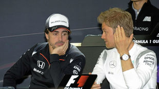 Alonso y Rosberg charlan en el pasado GP de Bahrein.