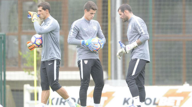 Iraizoz, Kepa y Herrern durante un entrenamiento con el Athletic en...