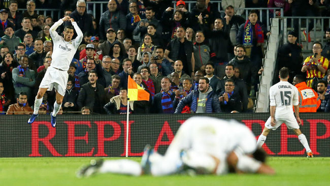 Los jugadores del Real Madrid celebran la victoria en el Camp Nou de...