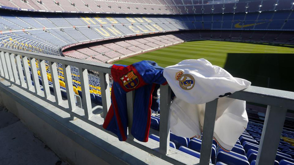 Panormica del Camp Nou con dos camisetas de Bara y Madrid que se...