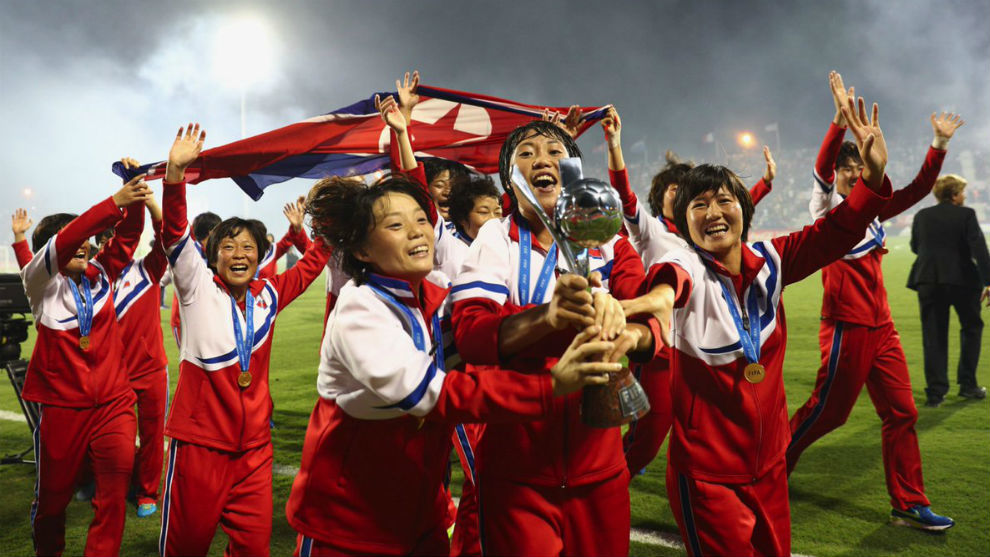 Las jugadoras de Corea del Norte celebran su ttulo en el Mundial...
