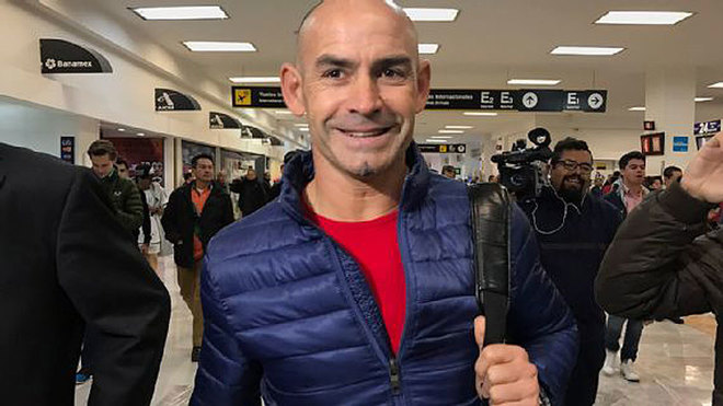 Paco Jmez sonre tras aterrizar en Ciudad de Mxico.