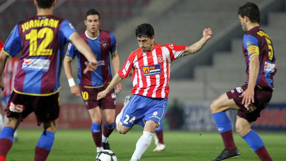Girona y Levante, disputando un partido en 2010.