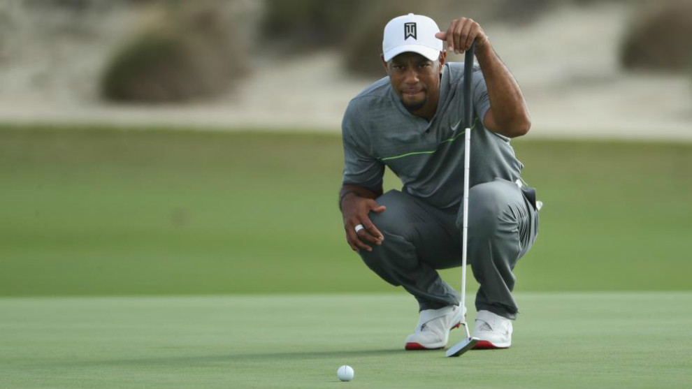 Tiger Woods estudia un green