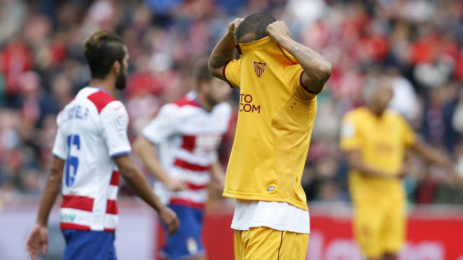 El sevillista Mariano se tapa la cara con la camiseta.