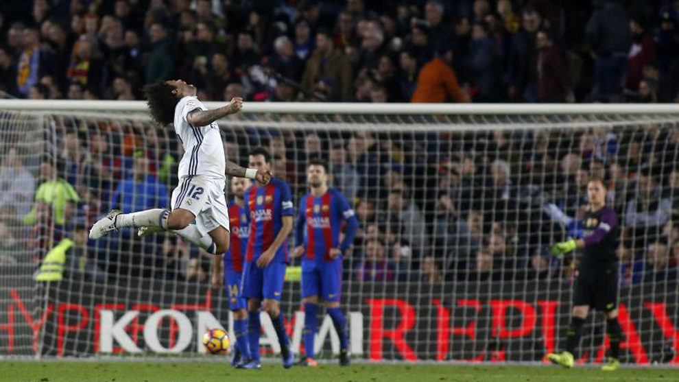 Marcelo celebra el gol de Sergio Ramos ante la desolacin de los...
