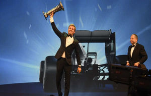 Rosberg recibiendo su trofeo de campen del mundo