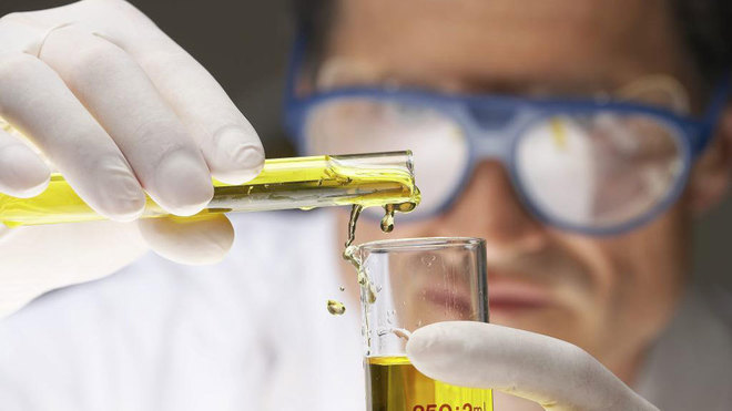 Manipulan pruebas de orina en un laboratorio