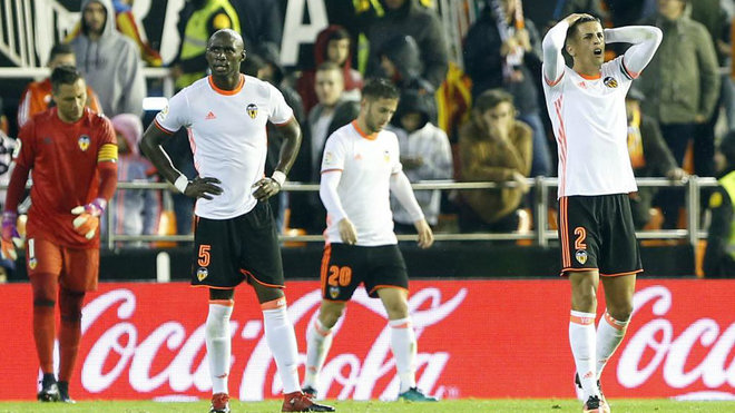 Los jugadores del Valencia se lamentan tras encajar el segundo gol del...