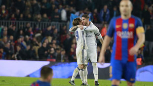 Modric y Ramos se abrazan tras el Clsico del sbado pasado.