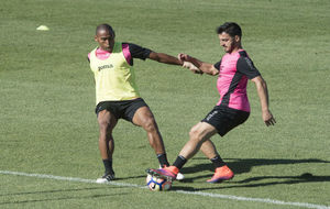 Gabriel Silva disputa un baln en el entrenamiento del Granada.