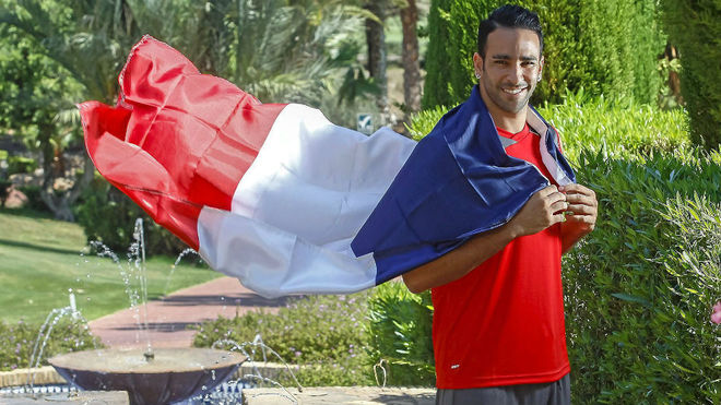 Rami posa con una bandera de Francia en la pretemporada del Sevilla.