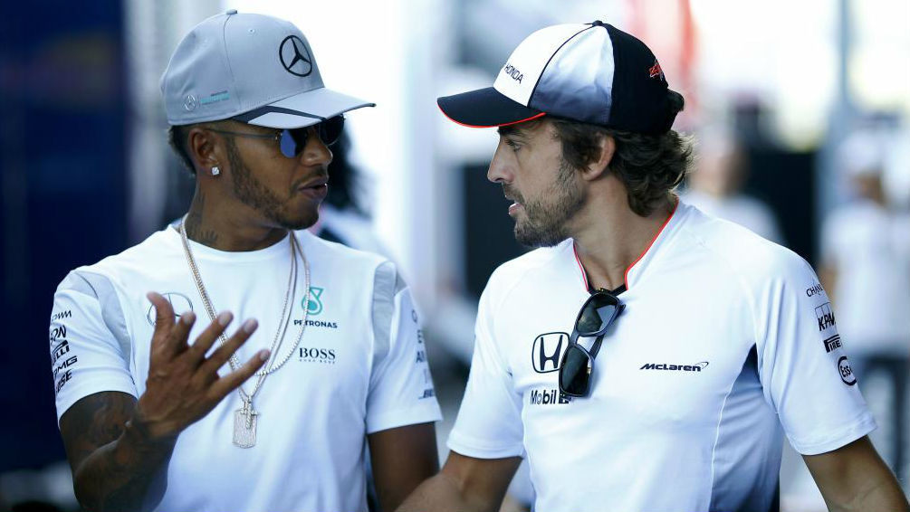Hamilton y Alonso hablan durante un GP de esta temporada.