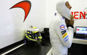 Jenson Button en el box de McLaren