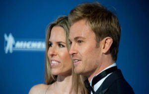 Nico Rsoberg, junto a su mujer, en la gala de la FIA