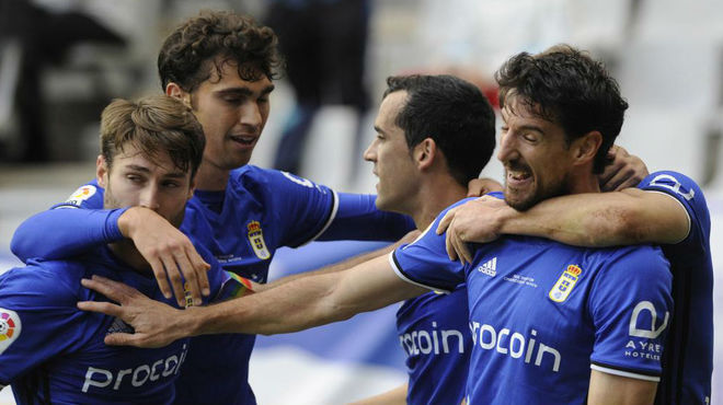 Los jugadores del Oviedo celebran el gol anotado el pasado domingo...