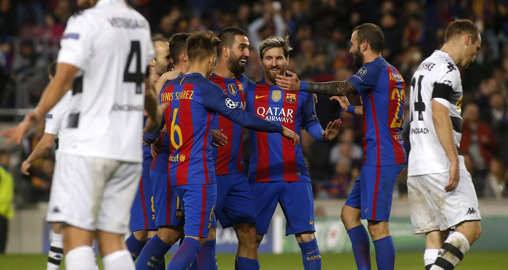 Los jugadores del Barcelona celebran uno de los goles de Arda.