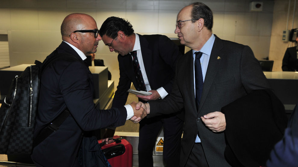 Sampaoli y Castro se saludan en el aeropuerto de Sevilla.