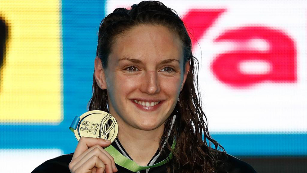 Katinka Hosszu posa con su medalla de oro en los 400 estilos