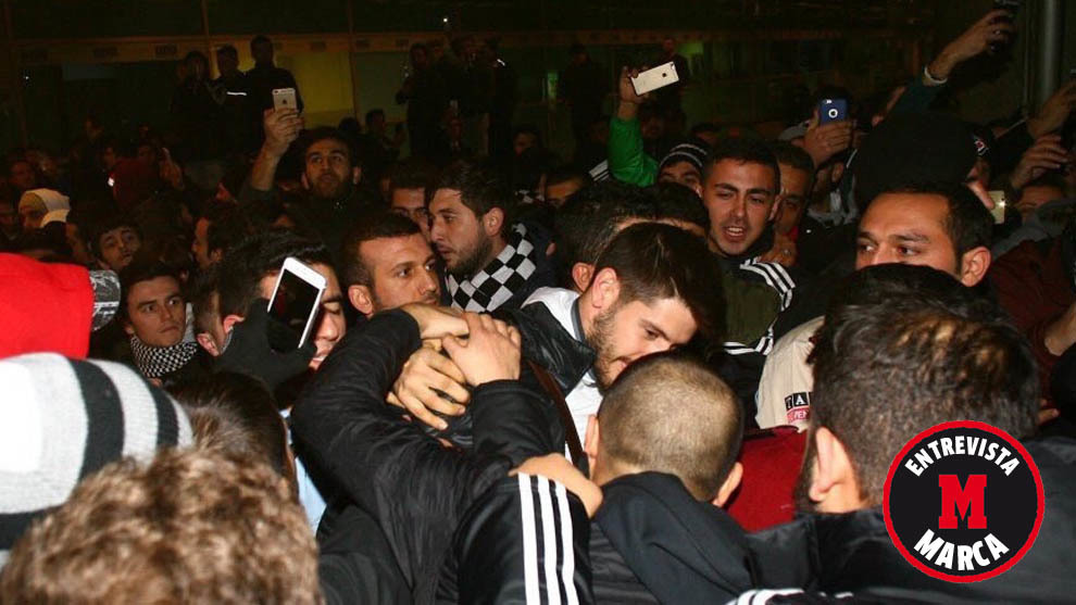 Fabricio, arropado por sus aficionados a su llegada a Estambul