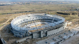 Continan las obras de instalacin de la cubierta del nuevo estadio...