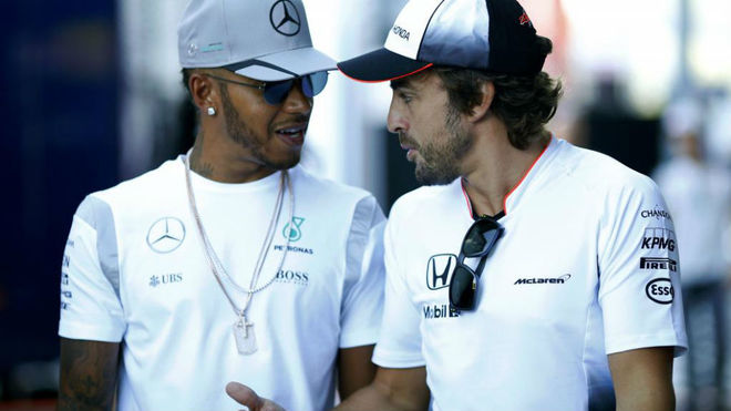 Hamilton y Alonso charlan durante el GP de Blgica de 2016.