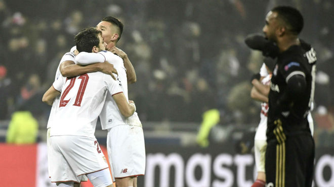 Varios jugadores del Sevilla celebran el pase logrado en Lyon.