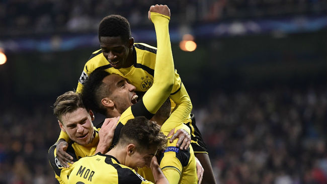 Los jugadores del Borussia Dortmund celebran un gol en el Beranabu.