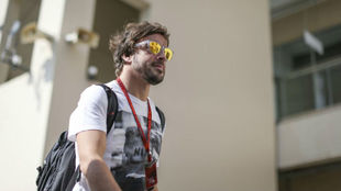 Alonso entra en el circuito de Yas Marina durante el Gran Premio de...