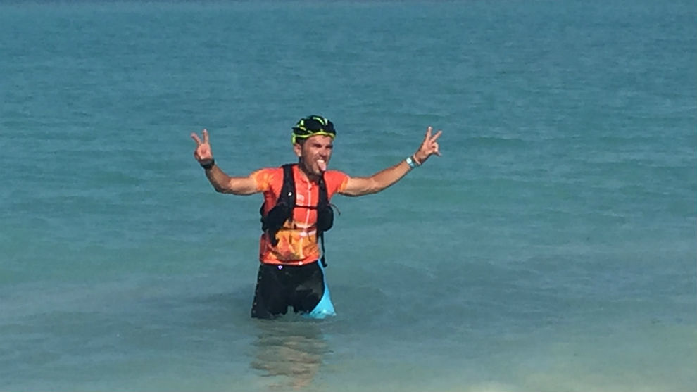 Diego Tamayo celebra en la playa de Cayo Jutas su segunda Titan...